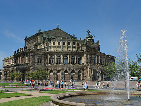 Fotos Semperoper mit Springbrunnen | Dresden