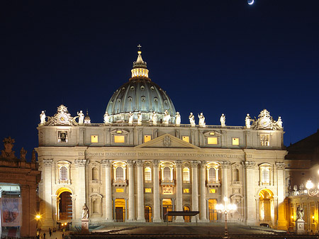 Petersdom bei Nacht