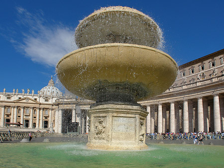 Brunnen mit Petersdom