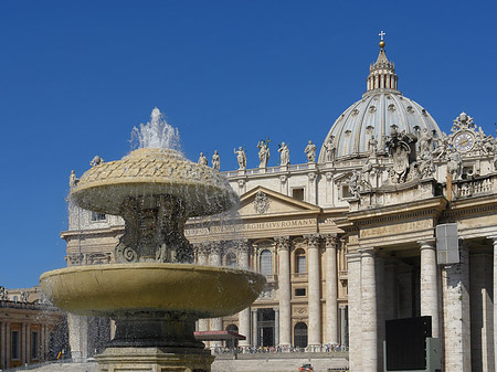 Brunnen mit Petersdom Fotos